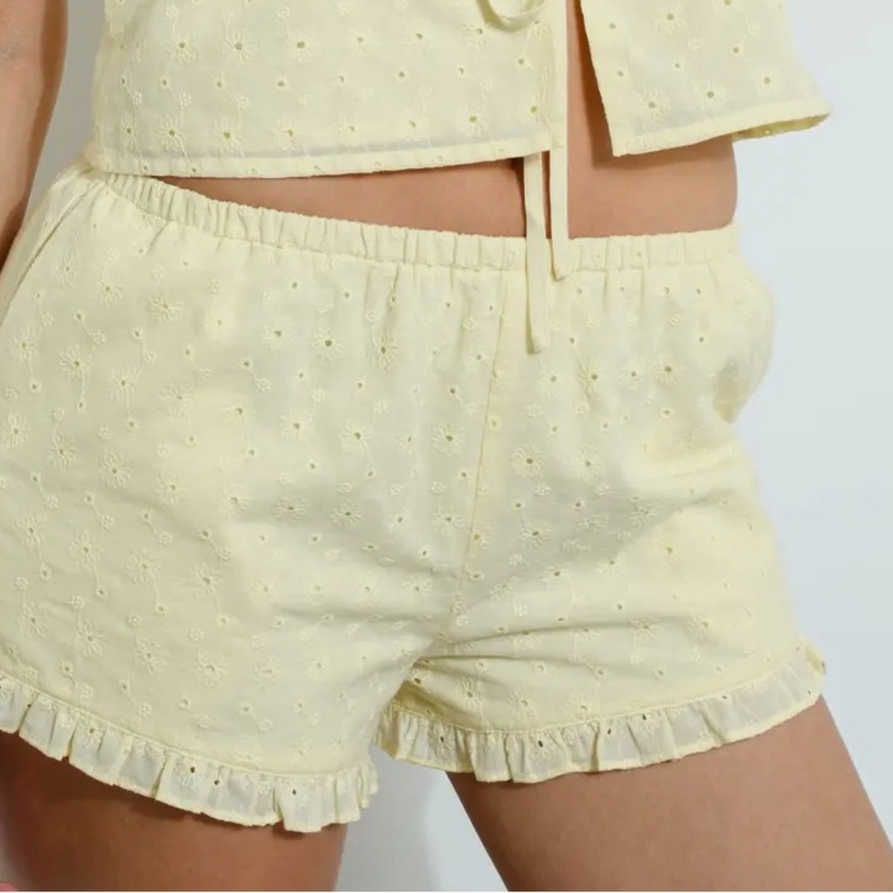 High Waist Cream Shorts with Ruffled Hem